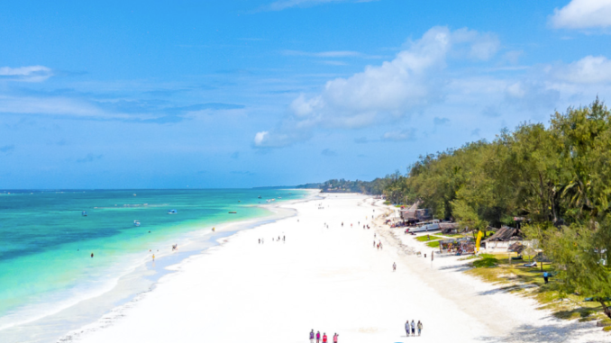 Diani Beach strækker sig kilometer efter kilometer, og nogle hundrede meter ude i havet bruser koralrevet. Foto: Diani Sea Lodge